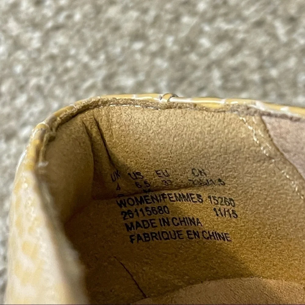 Clarks Artisan Women's Slip On Comfort Flats Beige Snake Prints Size 6.5M